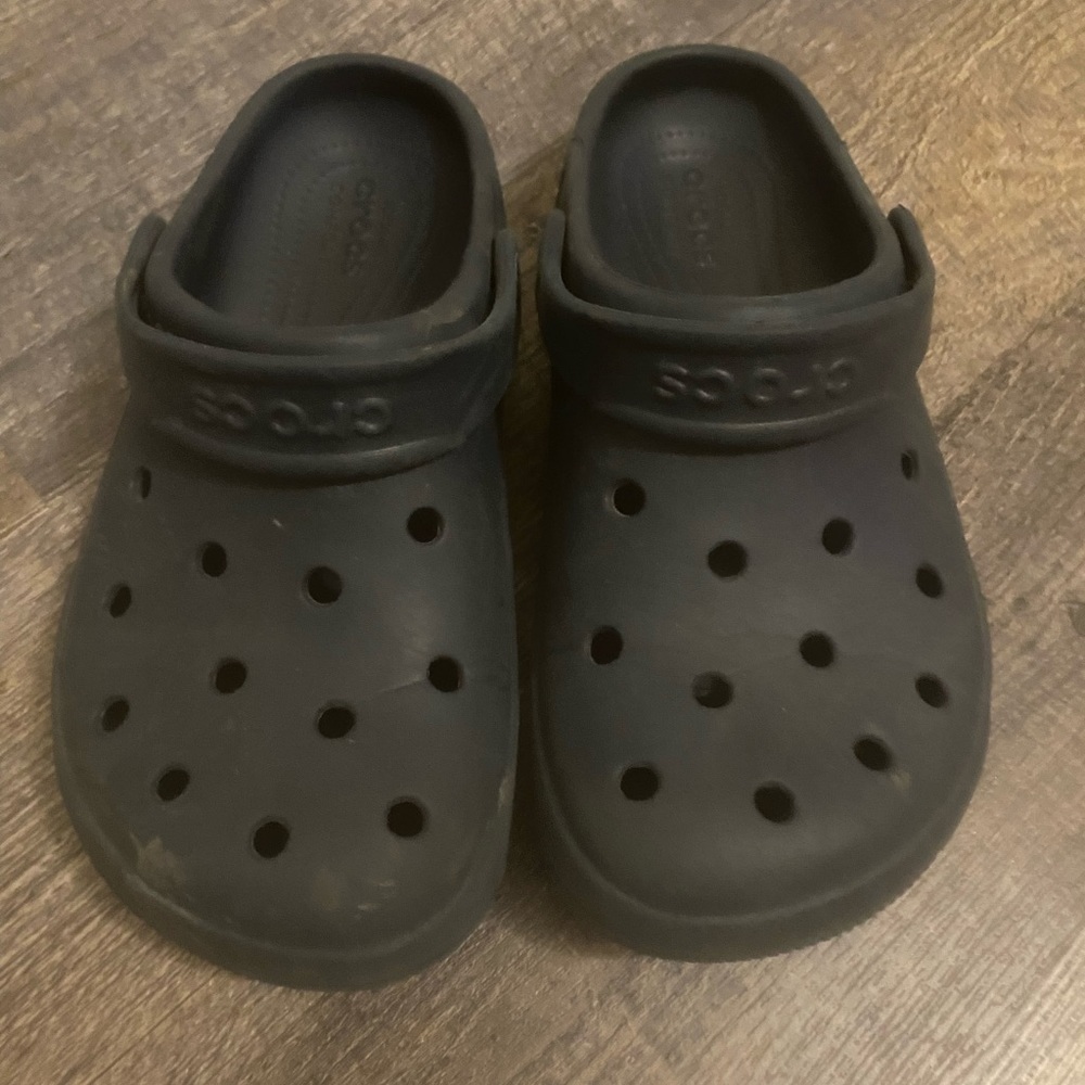 Woman’s adult crocs size 6